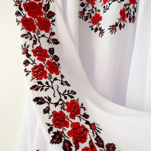 Blouse with embroidered flowers new, size M