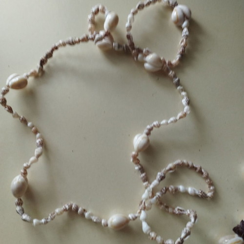 Necklaces from real shells like new, pack of 4 with handmade wooden vessel