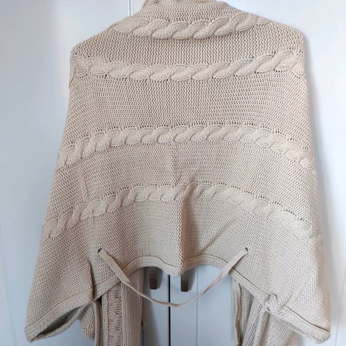 Knitted poncho cape like new, beige Noobass
