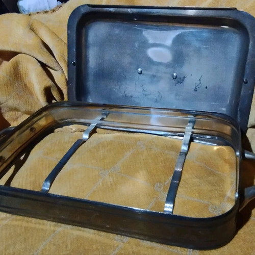 Square Pyrex Base with Lid without Pyrex like new