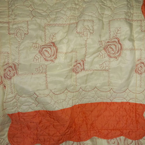 Quilt with decorative pillow like new, orange and beige for double bed