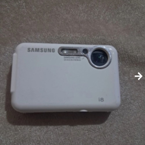 Samsung i8 8.2 MP compact camera