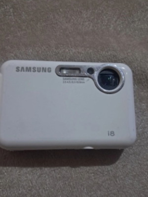 Samsung i8 8.2 MP compact camera
