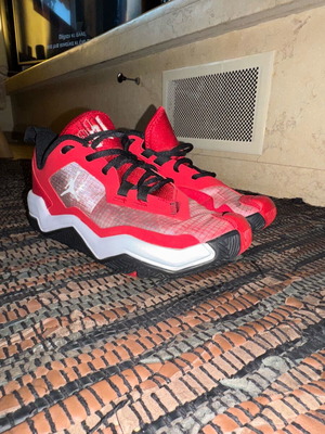 Jordan Shoe 39.5 red/black/white like new