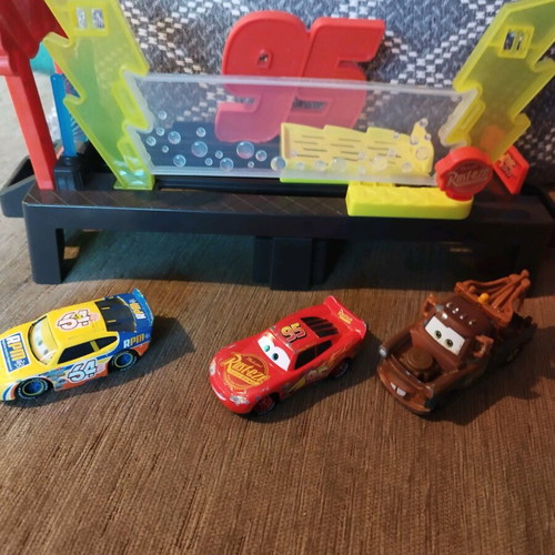Macqueen racetrack with 3 metal cars like new