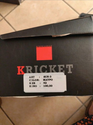 Kricket shoes black scarps like new, size 42