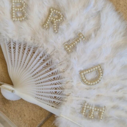 Bridal set with white fluffy fan and matching pearl strass pouch new