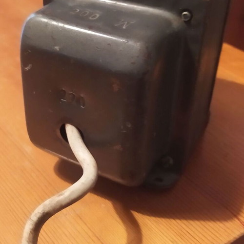 Transformer 220V to 110V 200W used with US 2-slot output