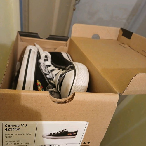 Firefly kids sneakers size 31 like new, black