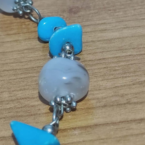 Necklace with turquoise stones like new, white chalcedony and metallic details