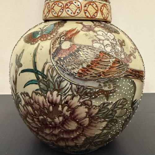 Satsuma vase with lid like new with handmade embossed painting