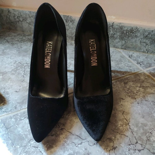Velvet black pumps like new, sizes 37 and 38