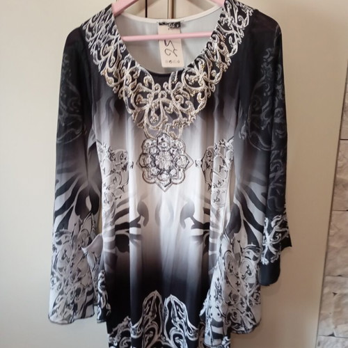 Blouse women's size M new, colorful, light and airy