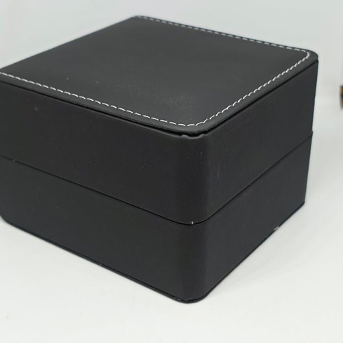 Watch case made of leatherette with protective cushion new