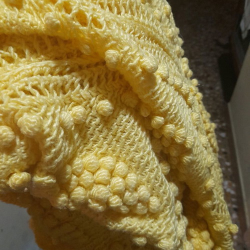 Knitted 2.10 × 2.20 m vintage yellow blanket with embossed pattern