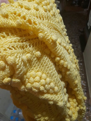 Knitted 2.10 × 2.20 m vintage yellow blanket with embossed pattern