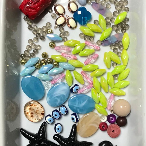 Mix beads many pieces like new, acrylic and other materials