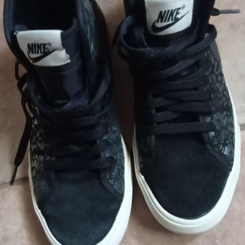 Nike women's black athletic boots size 38.5, suede and textured sides