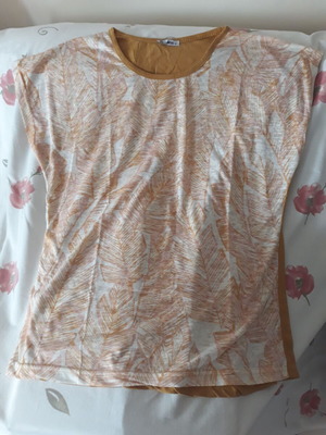 Women's blouse with short sleeves and leaf pattern like new, white and gold