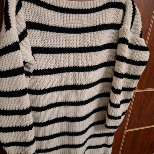 Thick woolen blouse with V back, like new
