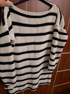 Thick woolen blouse with V back, like new