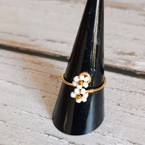 Handmade wire flower ring with adjustable size, white and gold