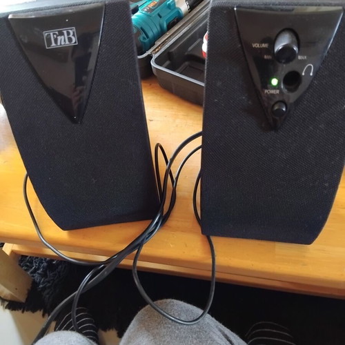 TnB PC speakers like new with aux cable