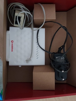 Vodafone router σαν καινούργιο, πλήρες πακέτο 3 τεμαχίων