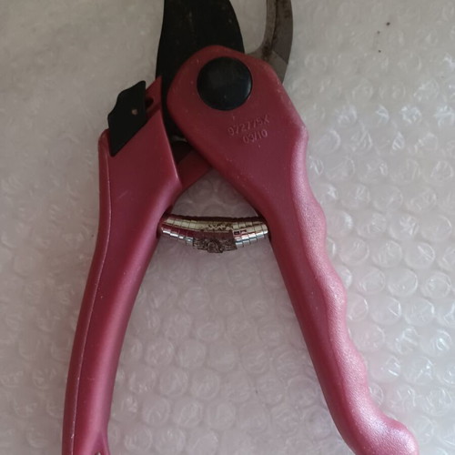 Pruning shears used CodeT3