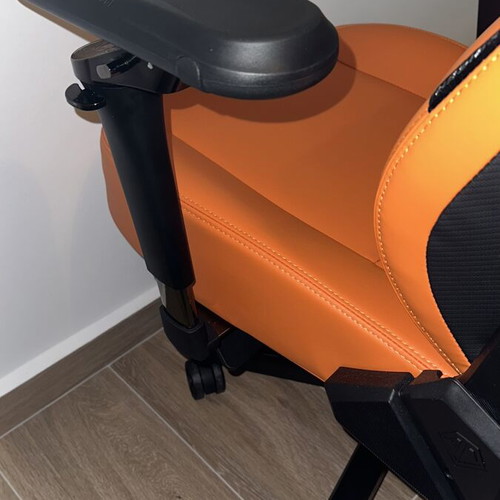 Anda Seat Kaiser 4 V2 Orange gaming chair like new