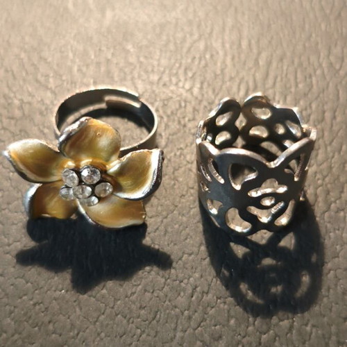 Ring set vintage adjustable flower design with transparent rhinestones and wide silver floral ring used