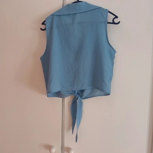 Sleeveless crop shirt with tie waist and chest pocket like new, blue, size M
