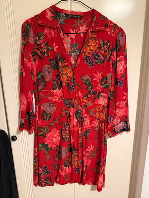 Dress with floral pattern and long sleeves like new, size XS