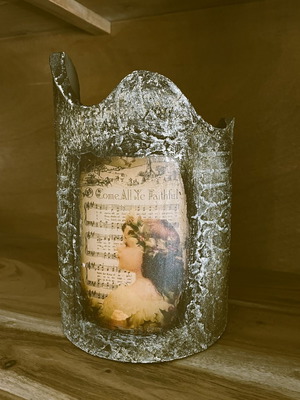 Decorative curved candle holder