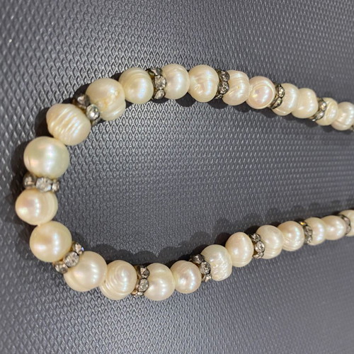 Pearl necklace used with freshwater pearls and silver elements
