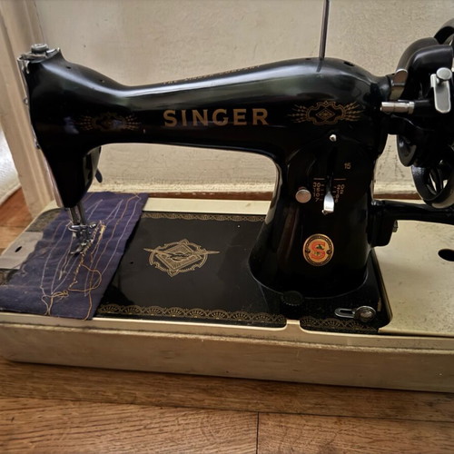 Singer sewing machine used, model 1980, in very good condition