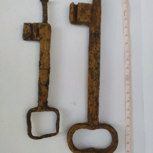 Antique keys used, pack of 2, very large