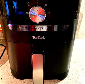 Μία air-fryer tefal (easy fry & grill)