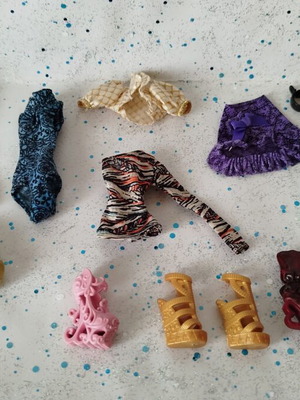 Monster High & Ever After High assorted clothes and accessories lot