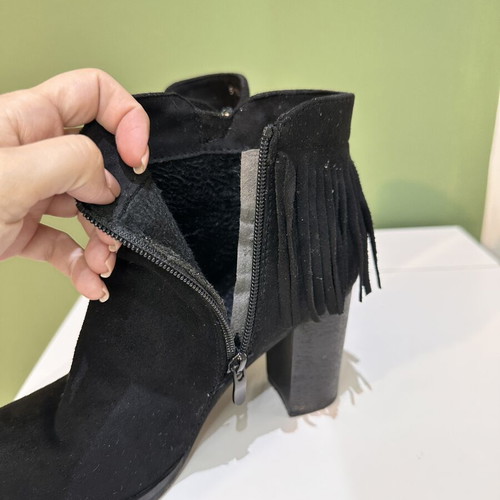 Black ankle boots with fringes and thick heel size 39 used