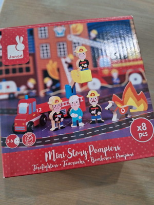 Janod wooden toy 8 pcs firefighters new 3+