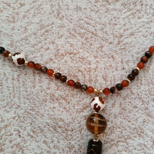 Long necklace with stones like new, beautiful color