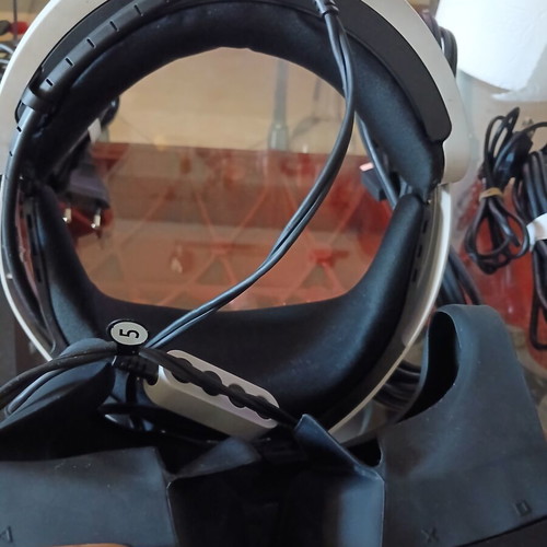 PS4 VR headset first model with all cables, like new