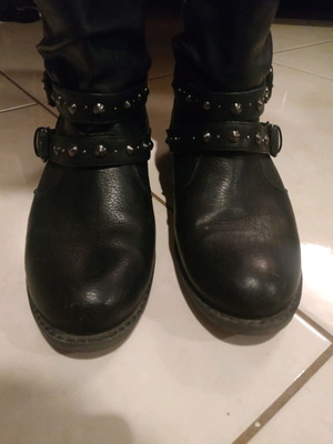 Boots used size 37 black with studs