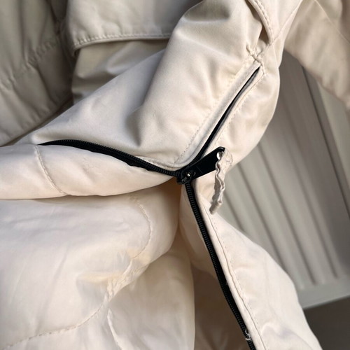 Pull and Bear white windproof waterproof jacket like new, unisex