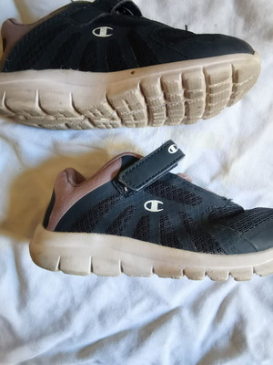 Champion children's athletic shoes size 26 used