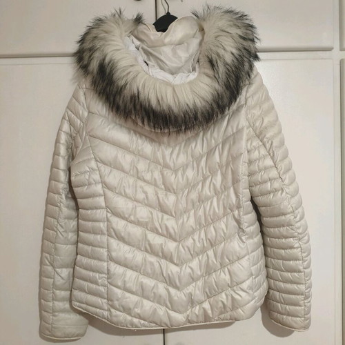 White women's jacket with hood and fur like new