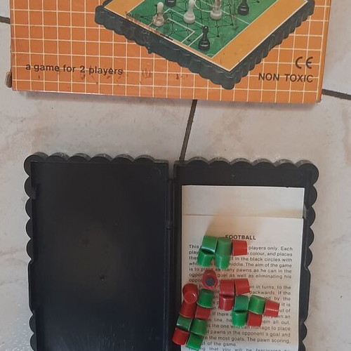 Vintage Magnetic Pocket Football Game Petalo like new