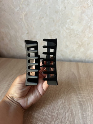 Black Hair Clip like new, light and comfortable