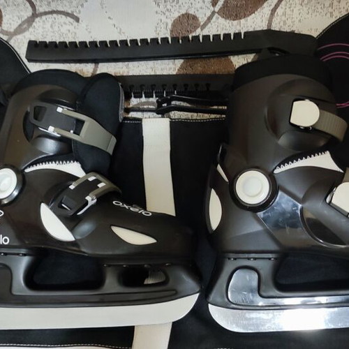 Oxelo ice skating boots size 30 - 32 like new with case and blade covers